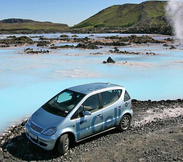 Mercedes-Benz A-Klasse F-Cell fährt als erster Brennstoffzellen-PKW in Island.